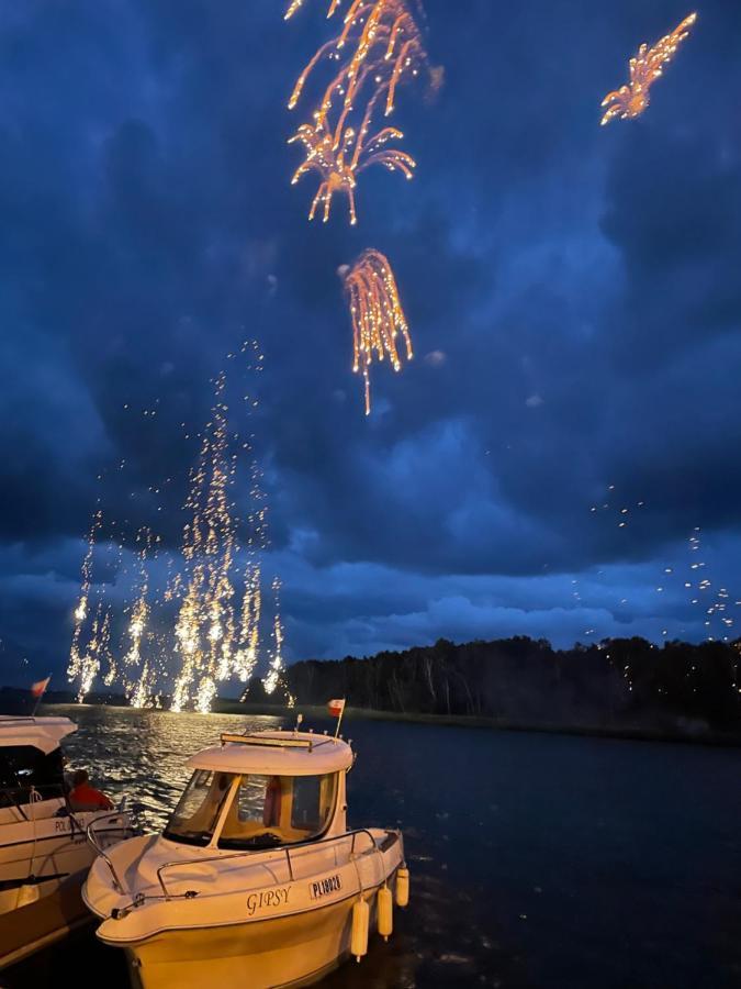 Między Nami Nad Jeziorem